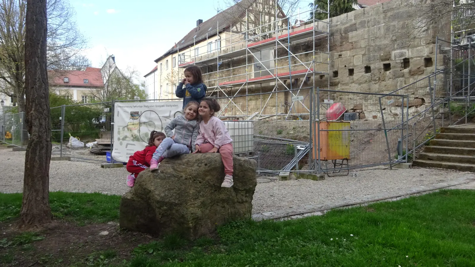 Der Stadtgraben gilt in der Bevölkerung als charmanter Rückzugsort im Herzen der Altstadt: Für die Kinder soll in dem Bereich vor dem Stück Stadtmauer ein zweigeteilter Spielplatz entstehen. Nur kann das noch ein paar Monate dauern. (Foto: Florian Pöhlmann)