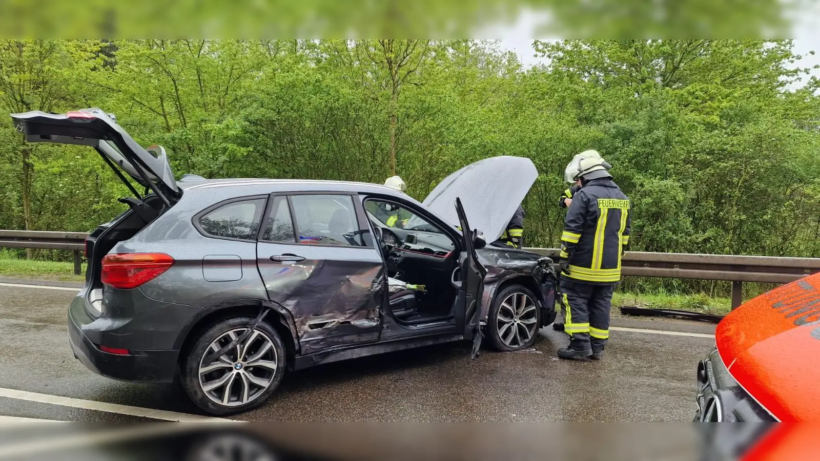 Der 61-jährige Fahrer dieses Autos ist am Donnerstagvormittag schwer verletzt worden. (Foto: Feuerwehr Feuchtwangen/Franziska Brugger)