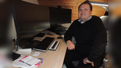 Andreas Schirrle in seinem heimischen Arbeitszimmer. Vor der Tastatur seines PC liegt eine Braille-Zeile. Diese überträgt die Texte in Punktschrift, damit sie der 44-Jährige mit seinen Fingern ertasten kann. (Foto: Peter Zumach)