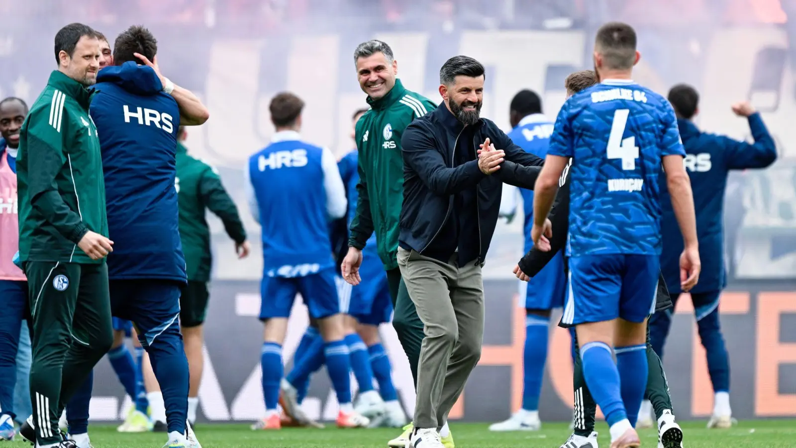 Schalker Freude: Trainer Miron Muslic (m) jubelt mit seine Spielern über den Sieg. (Foto: Uwe Anspach/dpa)