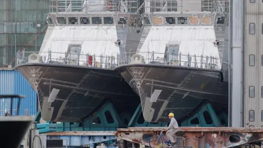 Patrouillenboote für Saudi-Arabien liegen auf dem Werftgelände der Peene-Werft. (Foto: Stefan Sauer/zb/dpa)