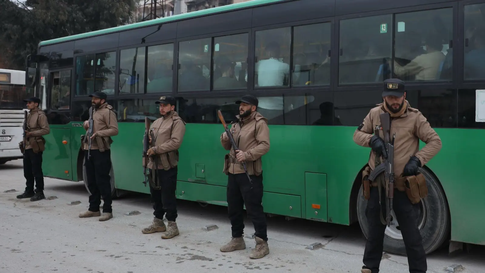 Berichten zufolge haben die letzten kurdischen Kämpfer Aleppo in Bussen verlassen.   (Foto: Omar Albam/AP/dpa)