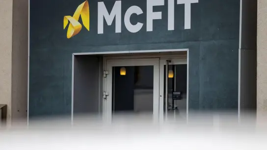 Der Eingangsbereich eines McFit-Fitnessstudios. (Foto: Christoph Reichwein/dpa/Symbolbild)