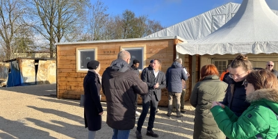 Ein Blick von außen auf die Flüchtlingsunterkunft in der Oettinger Straße. Links zu sehen sind die abgebrannten Container, die in den nächsten Tagen abgeholt werden sollen. (Foto: Laura Nadler)