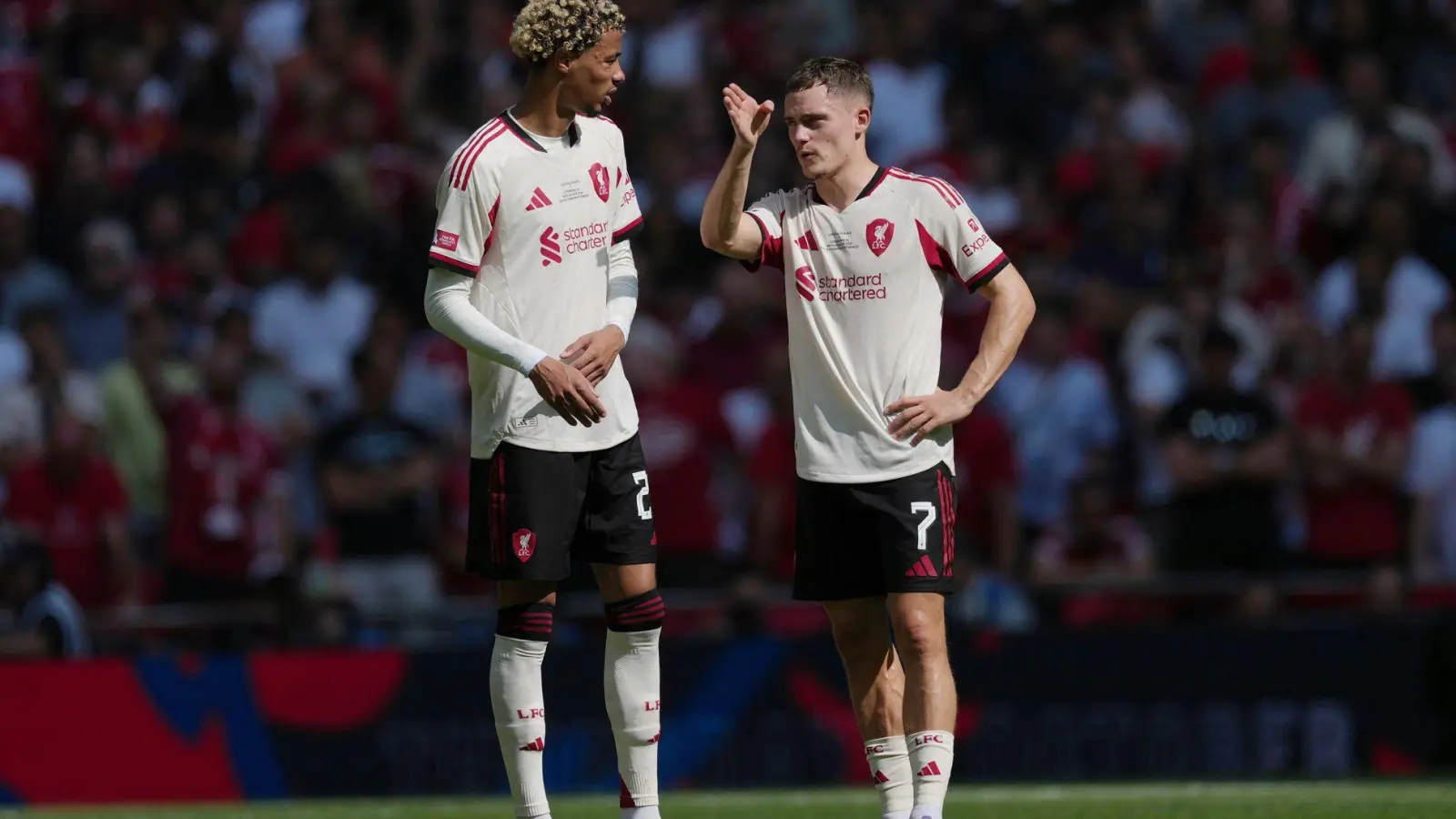 Müssen noch auf ihren ersten Titel mit Liverpool warten: Hugo Ekitiké (l.) und Florian Wirtz (Foto: Dave Shopland/AP/dpa)