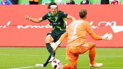 Reizfigur: Fabian Reese (l) vom VfL Wolfsburg wurde auch beim Spiel gegen Energie Cottbus von gegnerischen Fans ausgepfiffen.  (Foto: Michael Matthey/dpa)