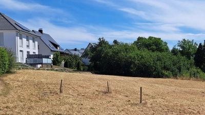 Auf einer derzeit freien Fläche zwischen der Hauptstraße und dem Zogelweg soll in Obereichbach neuer Wohnraum geschaffen werden. Dieser soll in Doppel- und Reihenhäusern realisiert werden. (Foto: Florian Schwab)
