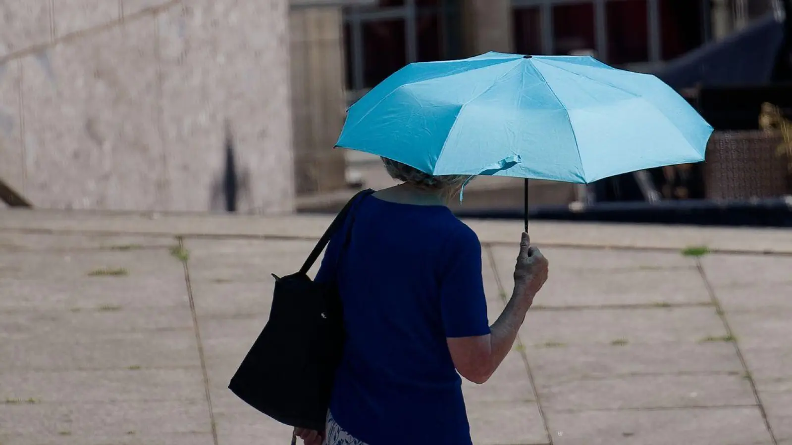 Asphaltierte Städte heizen sich bei hohen Temperaturen besonders stark auf. (Foto: Henning Kaiser/dpa)