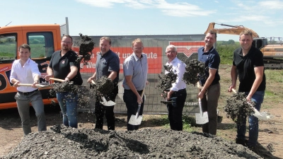 Spatenstich für die neue Anlage (von links): Thomas Höchsmann und Kevin Wittich (Firma Mozer), die Bürgermeister Werner Schuster, Gerhard Wachmeier und Richard Strauß, Colmbergs 2. Bürgermeister Thomas Hanek und Fabian Fischer (Büro Christofori). (Foto: Winfried Vennemann)