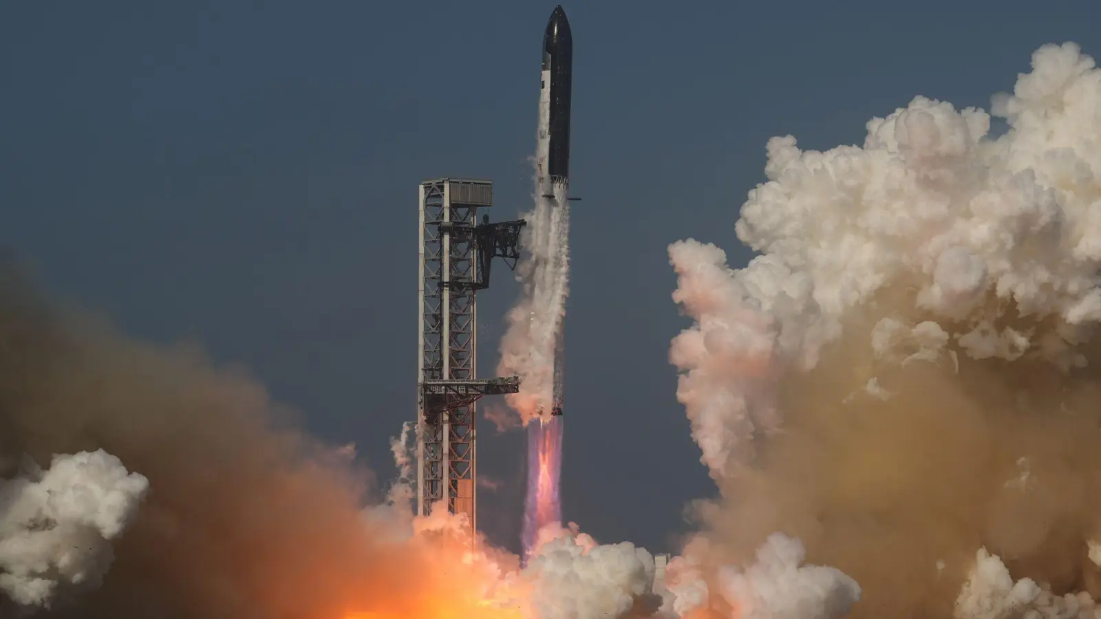 Wird der Börsengang von SpaceX so spektakulär wie der Start einer „Starship“-Rakete?  (Foto: Eric Gay/AP/dpa)