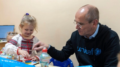 Der Geschäftsführer von Unicef Deutschland, Christian Schneider, mit einem ukrainischen Vorschulkind in einem Schutzraum unter der Erde: Das Kinderhilfswerk hilft Schulen und Kindergärten in dem vom Krieg geprägtem Land. (Foto: -/Unicef/dpa)