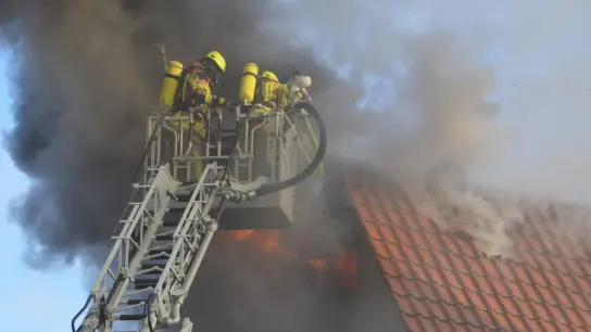 Wenn Feuerwehrleute bei Bränden – wie hier in Uehlfeld – im dichten Rauch stehen, haften sich Schadstoffe an der Kleidung an. (Foto: Johannes Zimmermann)