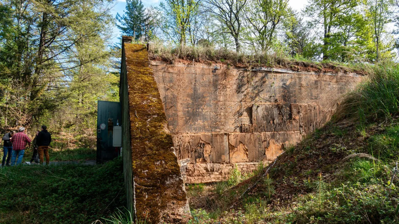 Früher geheim, heute Lagerstätte für Whiskyfässer: Der einstige Nato-Bunker wird von einer Destillerie genutzt. (Foto: Andreas Drouve/dpa-tmn)