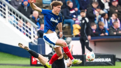 Kiels Phil Harres (l) und Elversbergs Maximilian Rohr kämpfen um den Ball. (Foto: Frank Molter/dpa)
