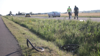 Auf der Staatsstraße AN94 kam es am Sonntag zu einem schweren Verkehrsunfall, bei dem eine 69-jährige Radfahrerin tödlich verletzt wurde. (Foto: NEWS5 / Markus Zahn)