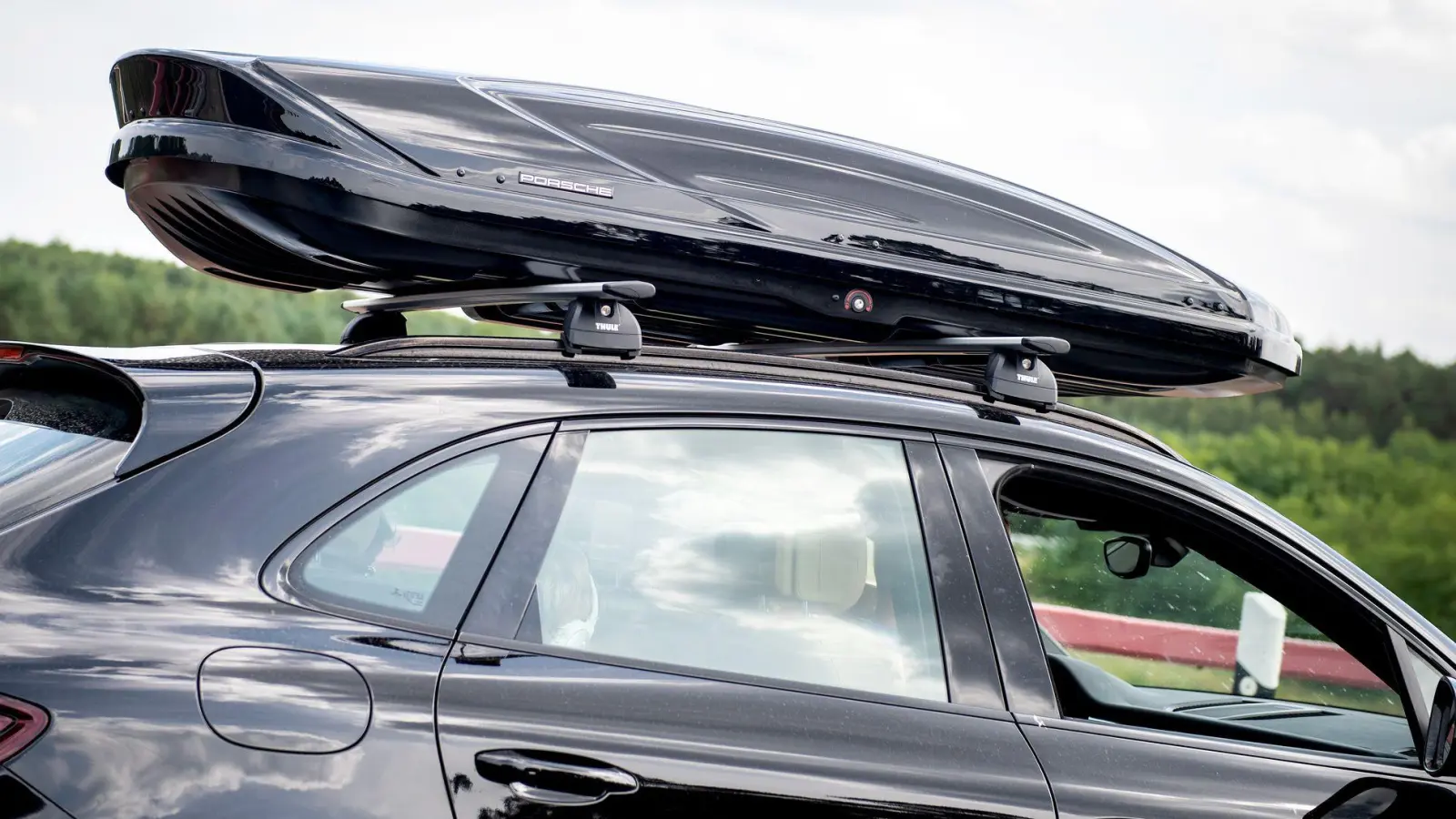 Mit einer Dachbox lässt sich für Urlaubsfahrten zusätzlicher Stauraum schaffen. Doch insgesamt darf das Fahrzeug nicht zu schwer werden. (Foto: Zacharie Scheurer/dpa-tmn)