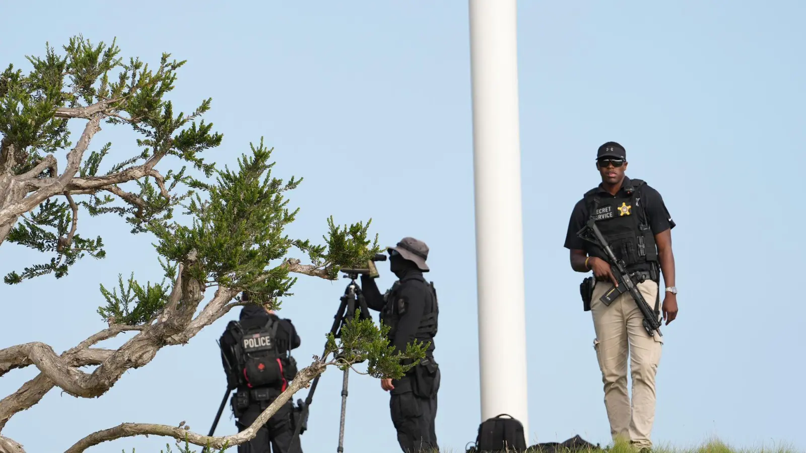 Beamte des Secret Service, der für die Sicherheit des Präsidenten zuständig ist, sichern den Trump National Golf Club im Großraum Los Angeles. (Foto: Mark Schiefelbein/AP/dpa)