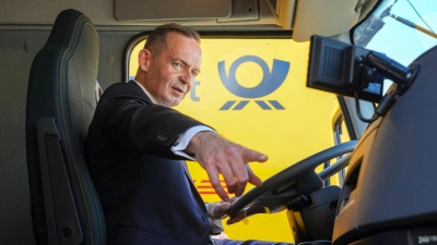 Bundesverkehrsminister Volker Wissing in einem elektrisch angetriebenen Lastwagen. (Foto: Soeren Stache/dpa)