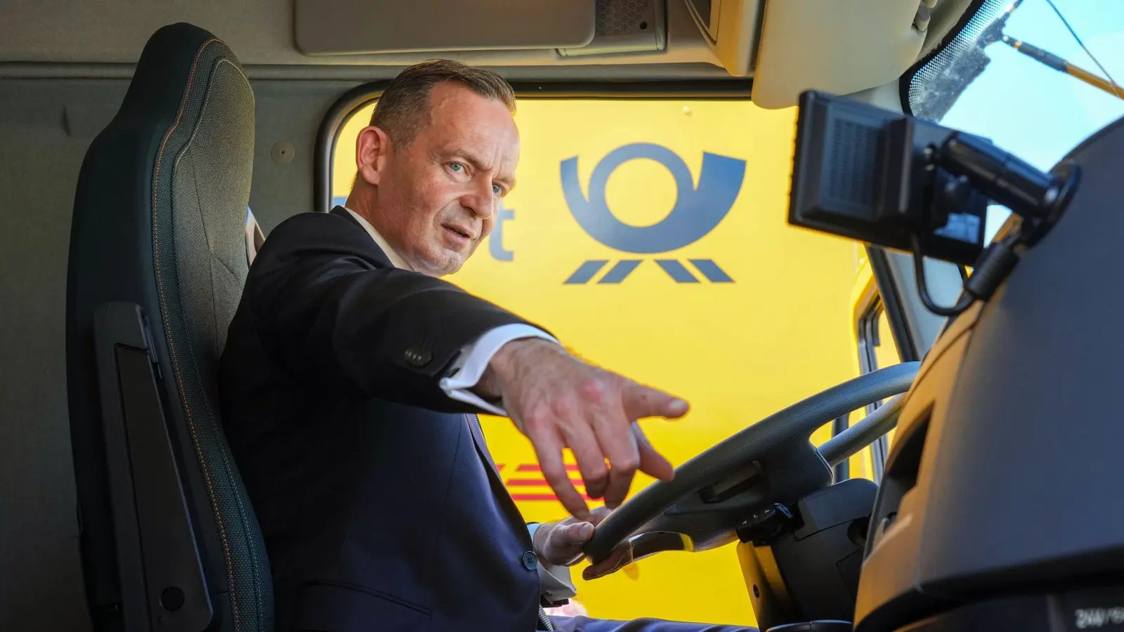 Bundesverkehrsminister Volker Wissing in einem elektrisch angetriebenen Lastwagen. (Foto: Soeren Stache/dpa)
