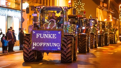 Auch in Neustadt leuchteten am Vorabend des dritten Adventwochenendes zahlreiche Traktoren für die Aktion „Ein Funke Hoffnung” durch die Straßen. (Foto: Mirko Fryska)
