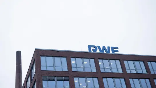 Das Logo von RWE auf dem Dach der Zentrale in Essen: Der Konzern hat vorläufige Zahlen aus dem Jahr 2022 vorgelegt. (Foto: Rolf Vennenbernd/dpa)