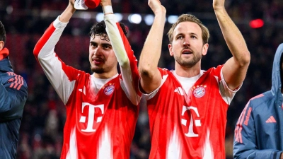 Klare Sieger im Südschlager in Stuttgart: Harry Kane (2.v.r.) und die Bayern. (Foto: Tom Weller/dpa)