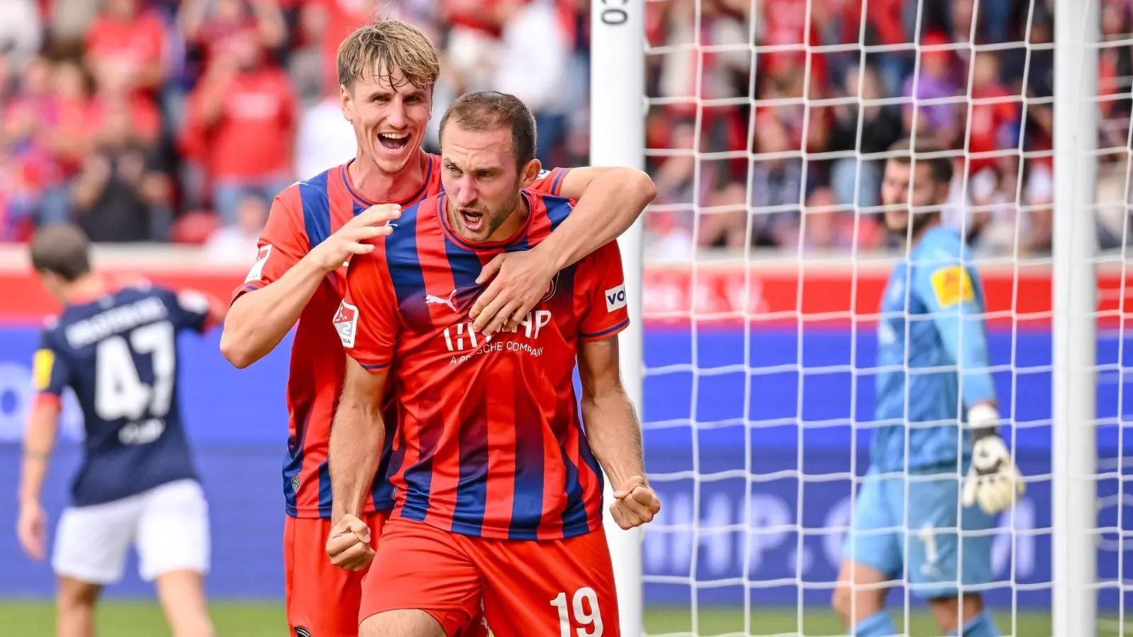 Jonas Föhrenbach erzielt für den 1. FC Heidenheim spät den Siegtreffer.  (Foto: Harry Langer/dpa)