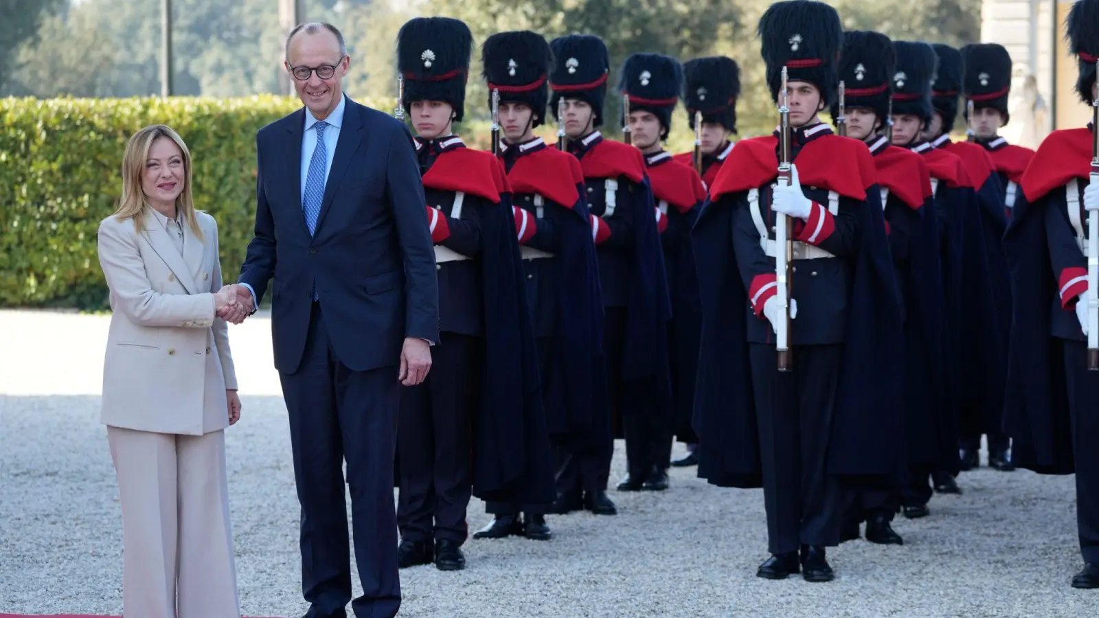Kanzler Merz und Ministerpräsidentin Giorgia Meloni verstehen sich immer besser. (Foto: Gregorio Borgia/AP/dpa)
