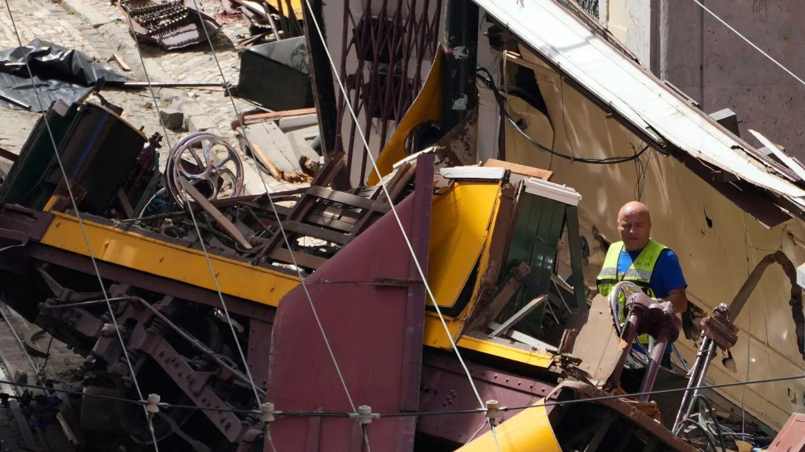 Nach ersten Erkenntnissen des Amtes für die Verhütung und Untersuchung von Flug- und Eisenbahnunfällen (GPIAAF) hat sich das Haltekabel vom Wagen der Standseilbahn gelöst und so das Unglück verursacht. (Archivfoto) (Foto: Armando Franca/AP/dpa)