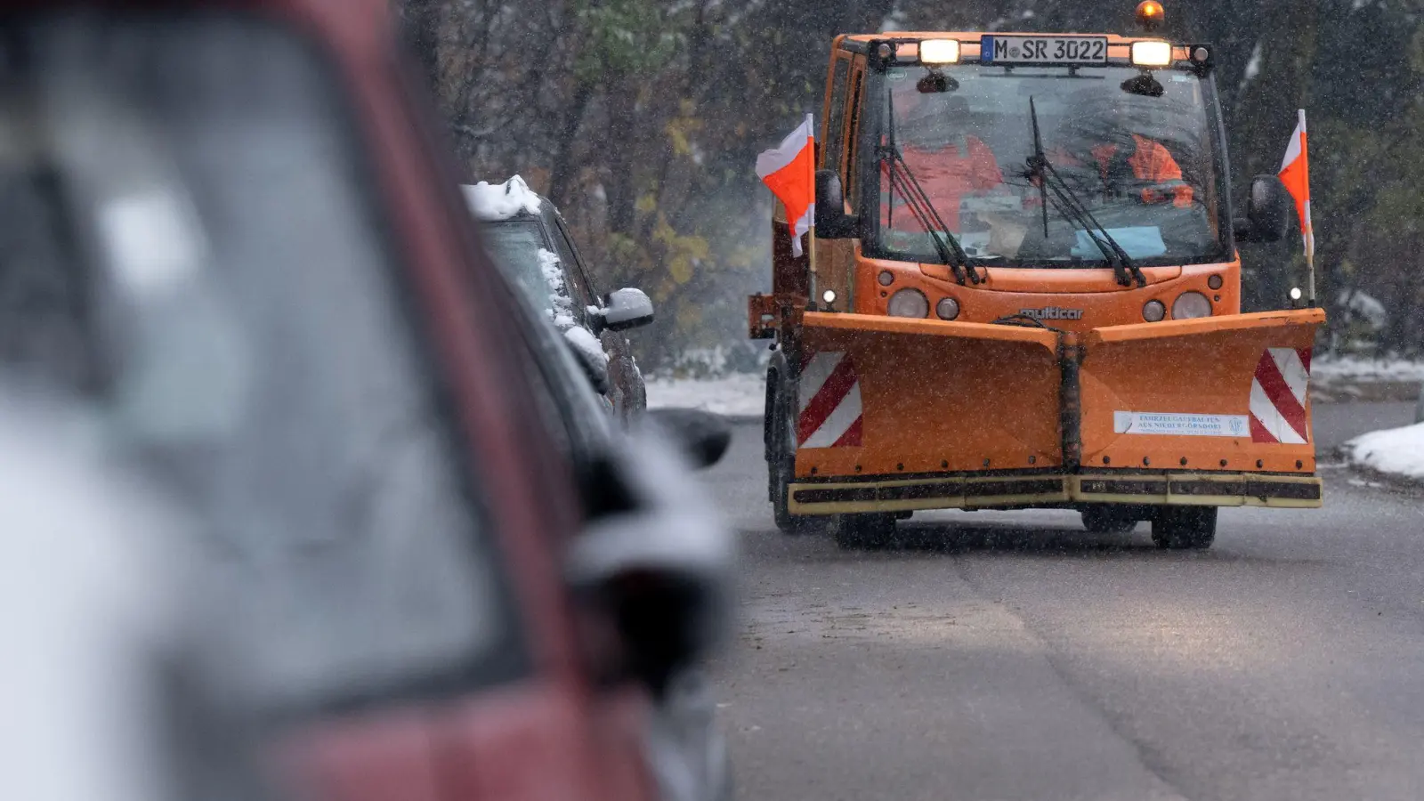Fahrer und Beifahrer im Räumfahrzeug wurden bei dem Unfall am Sonntagmorgen laut Polizei leicht verletzt. (Symbolbild) (Foto: Sven Hoppe/dpa)