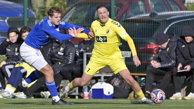 Allzu leicht hat sich der SVG Steinachgrund (rechts Timur Zenginer) zuletzt vom TSV Windeck Burgebrach (links Michael Zirkel) aus dem Weg drängen lassen. (Foto: Martin Rügner)