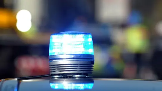 Das Blaulicht eines Streifenwagens der Polizei leuchtet. (Foto: Stefan Puchner/dpa/Symbolbild)