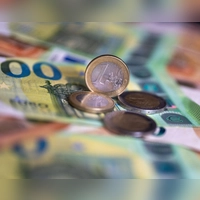 Beim Geld endet oft die Freundschaft - die Kommunen fordern von Bund und Ländern strukturelle Veränderungen und mehr Geld. (Symbolbild)  (Foto: Monika Skolimowska/dpa)