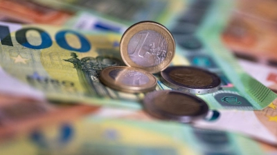 Beim Geld endet oft die Freundschaft - die Kommunen fordern von Bund und Ländern strukturelle Veränderungen und mehr Geld. (Symbolbild)  (Foto: Monika Skolimowska/dpa)