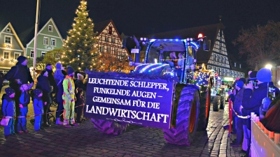 Die Landwirte hinter dem „Funken Hoffnung” hoffen auch in diesem Jahr wieder auf viele Besucherinnen und Besucher an den Straßenrändern entlang der Strecke, wie hier im Jahr 2024 am Neustädter Marktplatz. (Foto: Johannes Zimmermann)