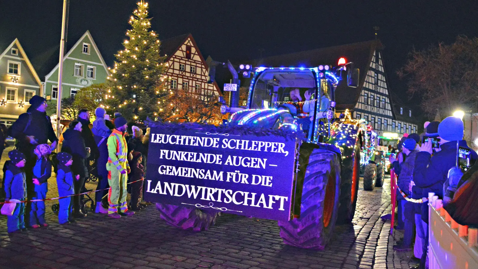 Die Landwirte hinter dem „Funken Hoffnung” hoffen auch in diesem Jahr wieder auf viele Besucherinnen und Besucher an den Straßenrändern entlang der Strecke, wie hier im Jahr 2024 am Neustädter Marktplatz. (Foto: Johannes Zimmermann)
