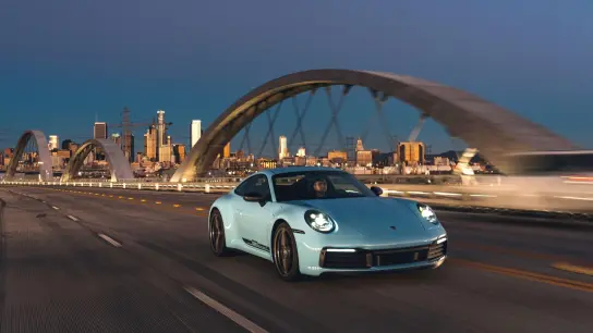 Bei gleicher Leistung mehr Performance, das verspricht Porsche beim neuen 911 Carrera T. (Foto: Porsche AG/dpa-tmn)