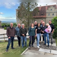 Die Winzerinnen und Winzer der „WeinWanderWelt“ vor Schloss Frankenberg. (Foto: Carmen Lechner)
