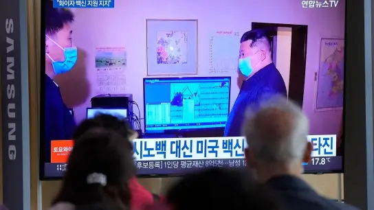 Kim Jong Un in einer Nachrichtensendung, die in einem Bahnhof in Seoul zu sehen ist. (Foto: Ahn Young-Joon/AP/dpa)