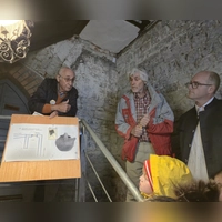 Ernst Gebert, der Vorsitzende des Heimat- und Museumsvereins Uffenheim und Umgebung e. V., zeigt einen Scherbenfund. (Foto: Heike Steiner)