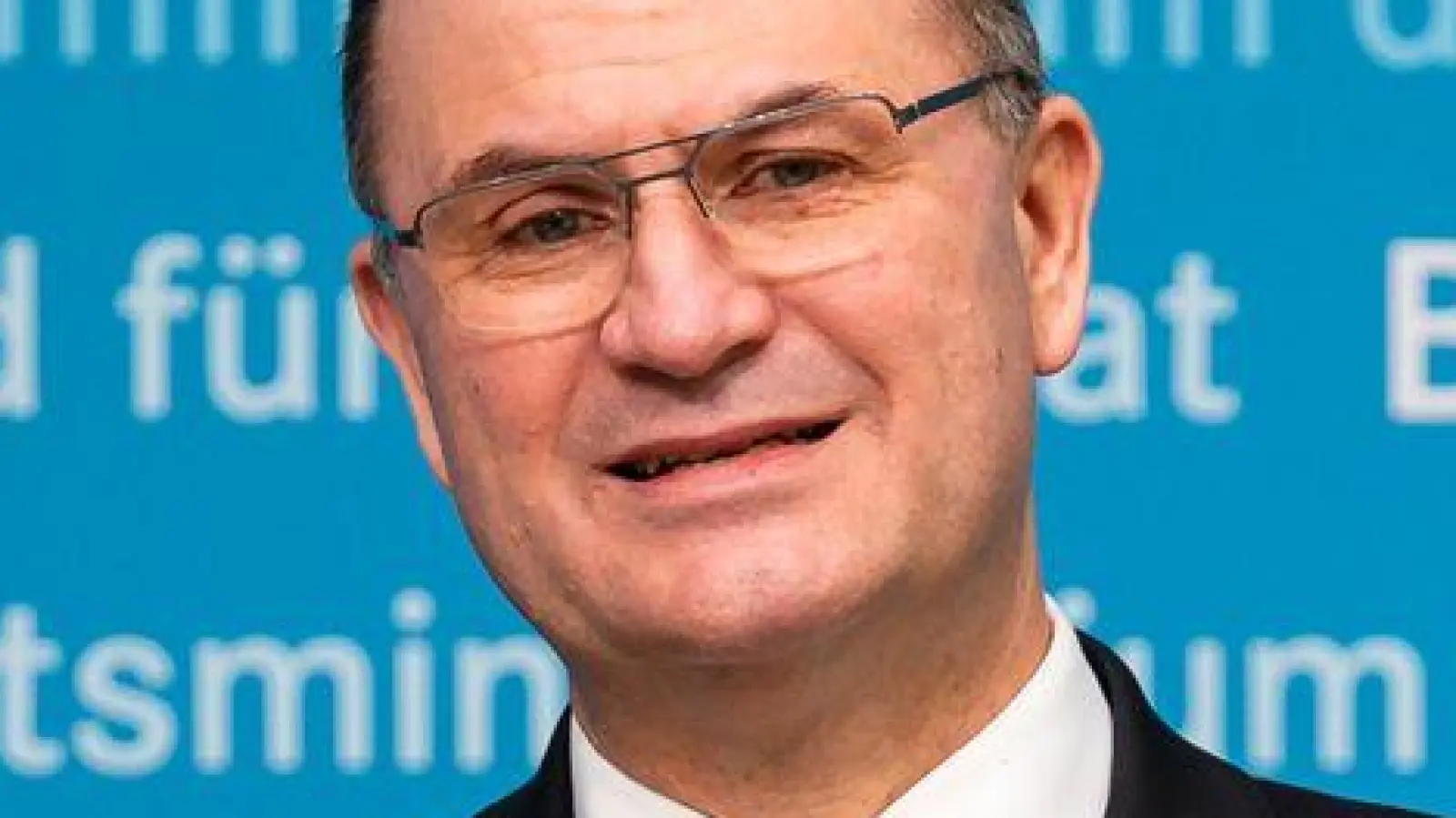Finanz- und Heimatminister Albert Füracker (CSU) will strukturschwache Räume in den Fokus der bayerischen Heimatstrategie nehmen. (Archivbild) (Foto: Daniel Vogl/dpa)