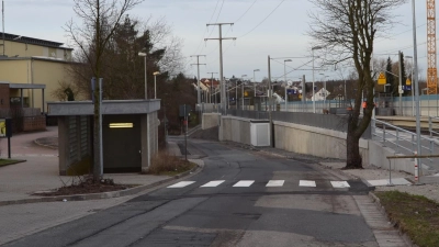 Der Fußgängerüberweg am Bahnhalt Neustadt Mitte ist mit einem Zebrastreifen gesichert. Den beachtete ein Autofahrer aber nicht. (Archivbild: Ute Niephaus)