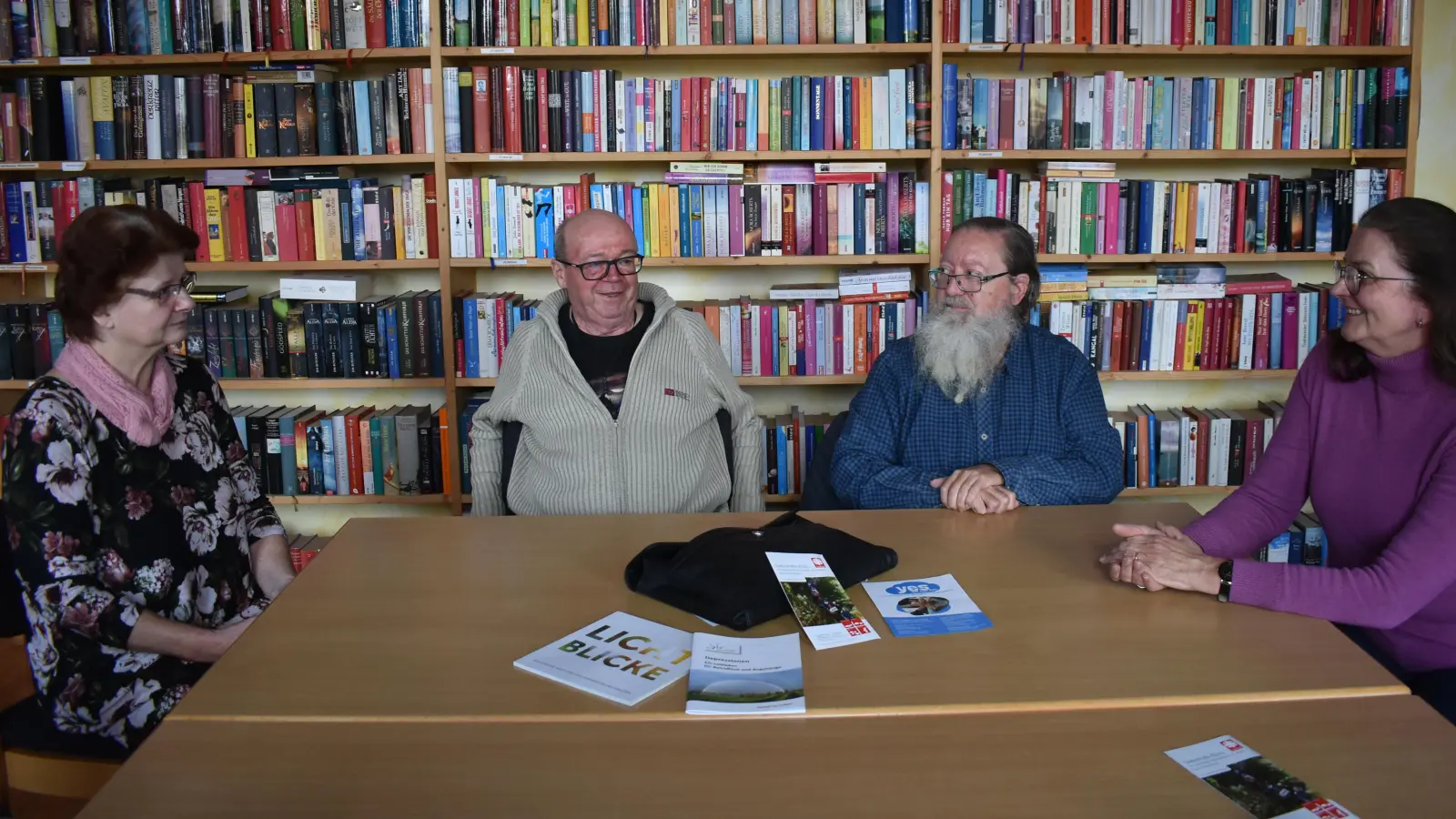 Gudrun Hobrecht (rechts) war beim Termin mit Vertretern der Selbsthilfegruppe „Yes we can” mit dabei. Gekommen waren (von links) Ingrid Scheibe, Martin Alt und Udo Hülsenbeck. (Foto: Ute Niephaus)
