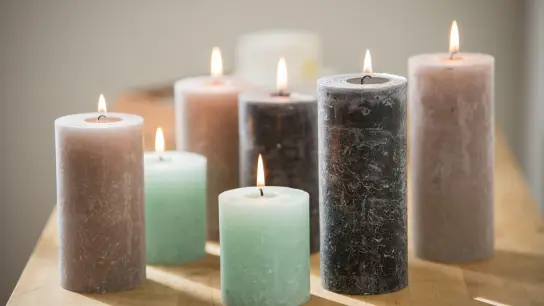 Kerzen können aus pflanzlichen Produkten oder aus Stoffen, die aus Erdöl entstehen, gefertigt sein. (Foto: Christin Klose/dpa-tmn/Illustration)