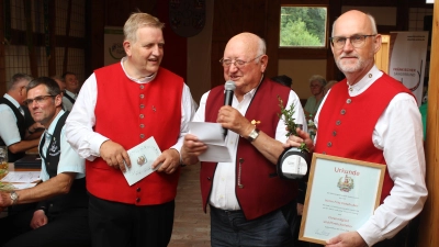 So kennt man Konrad Faust: im roten Dress im Dienste des MGV. (Foto: hjt)