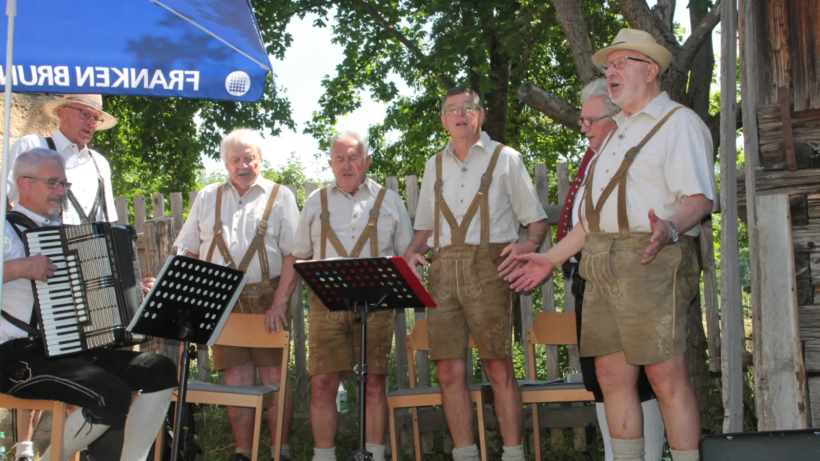 Mit einem Lied über eine „hüpfende Oma“ sorgten die Dürrwanger Harles-Sänger im Garten des Stadel aus Selingstadt für Stimmung unter den Zuhörern. (Foto: Hans-Bernd Glanz)
