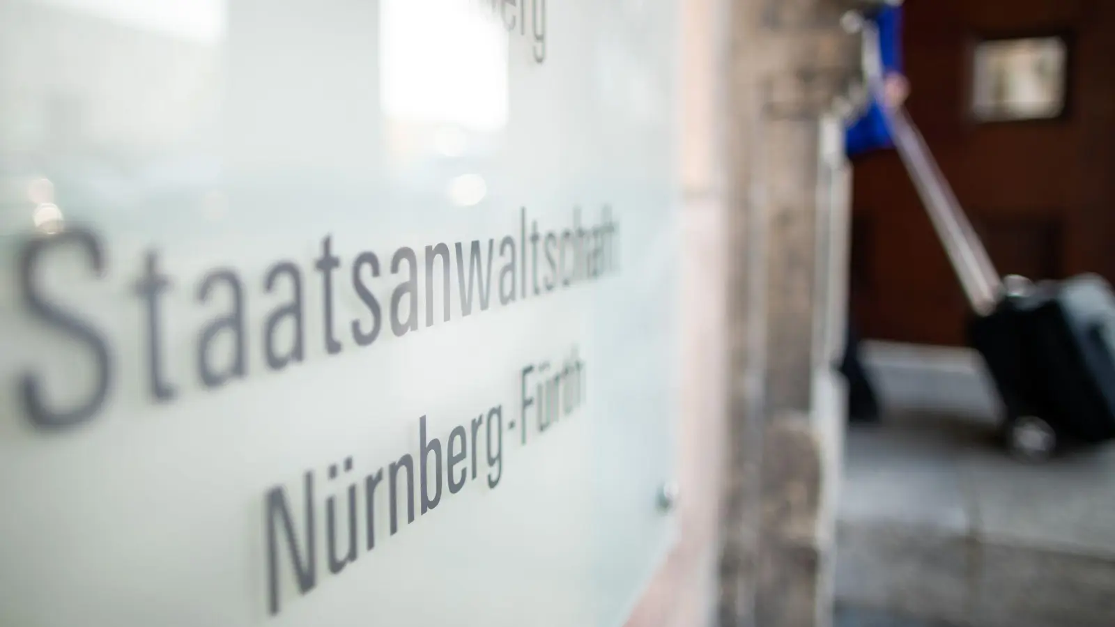 Die Staatsanwaltschaft wirft fünf Beschuldigten Volksverhetzung und einem das Zeigen eines Hitlergrußes vor. (Archivbild) (Foto: Daniel Karmann/dpa)