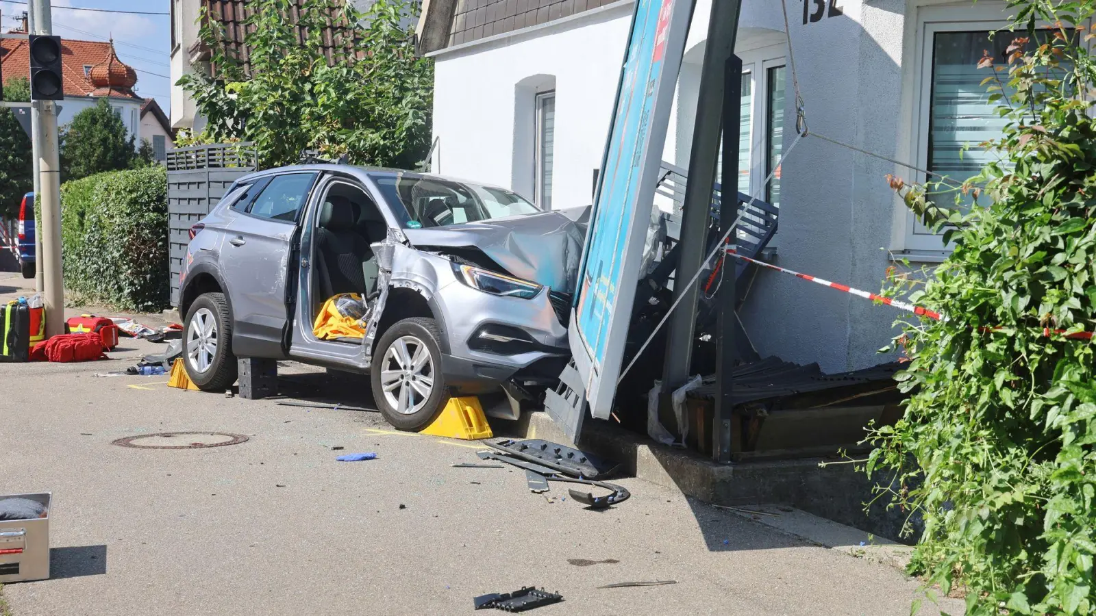 Der damals 85-Jährige kam mit seinem Auto nach links von der Straße ab und erfasste die Mutter und das Mädchen. (Archivbild) (Foto: Ralf Zwiebler/dpa)