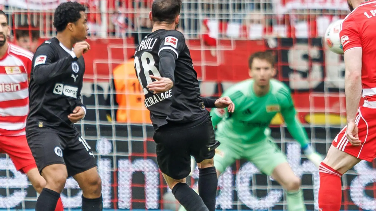 Wuchtiger Volley: Pereira Lage (M) traf zum 1:0. (Foto: Andreas Gora/dpa)