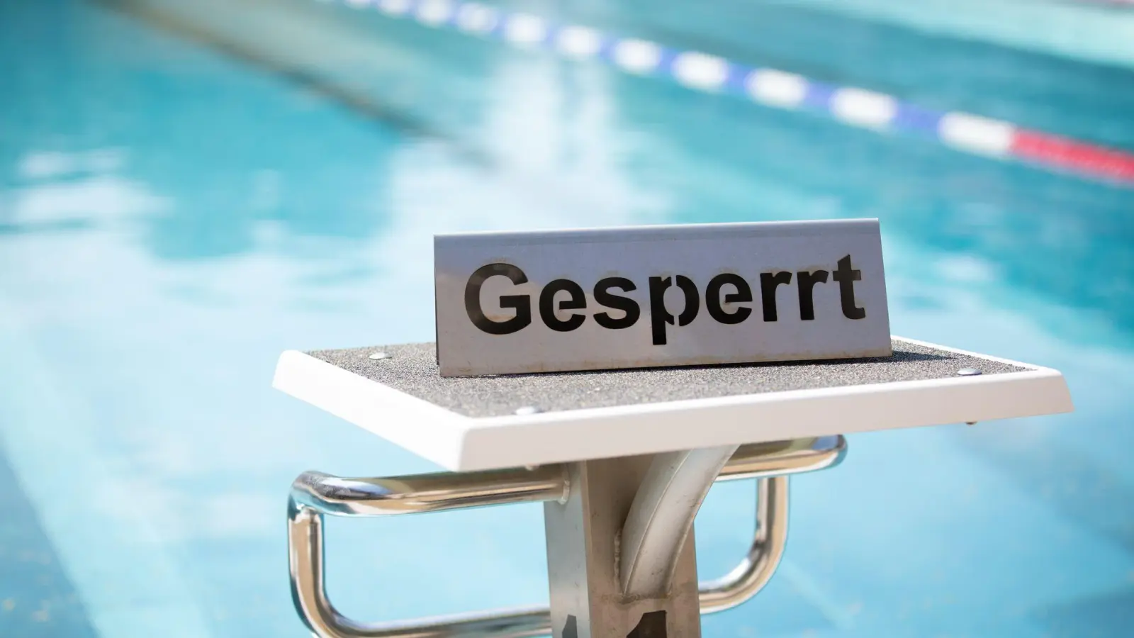 Wegen eines Gasaustritts wurde ein Freibad in Oberbayern vorerst geschlossen. (Symbolbild) (Foto: Friso Gentsch/dpa)